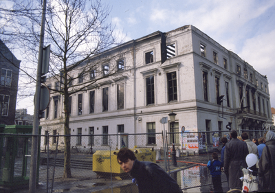 853570 Gezicht op het uitgebrande gebouw voor Kunsten en Wetenschappen (Mariaplaats 27) te Utrecht.